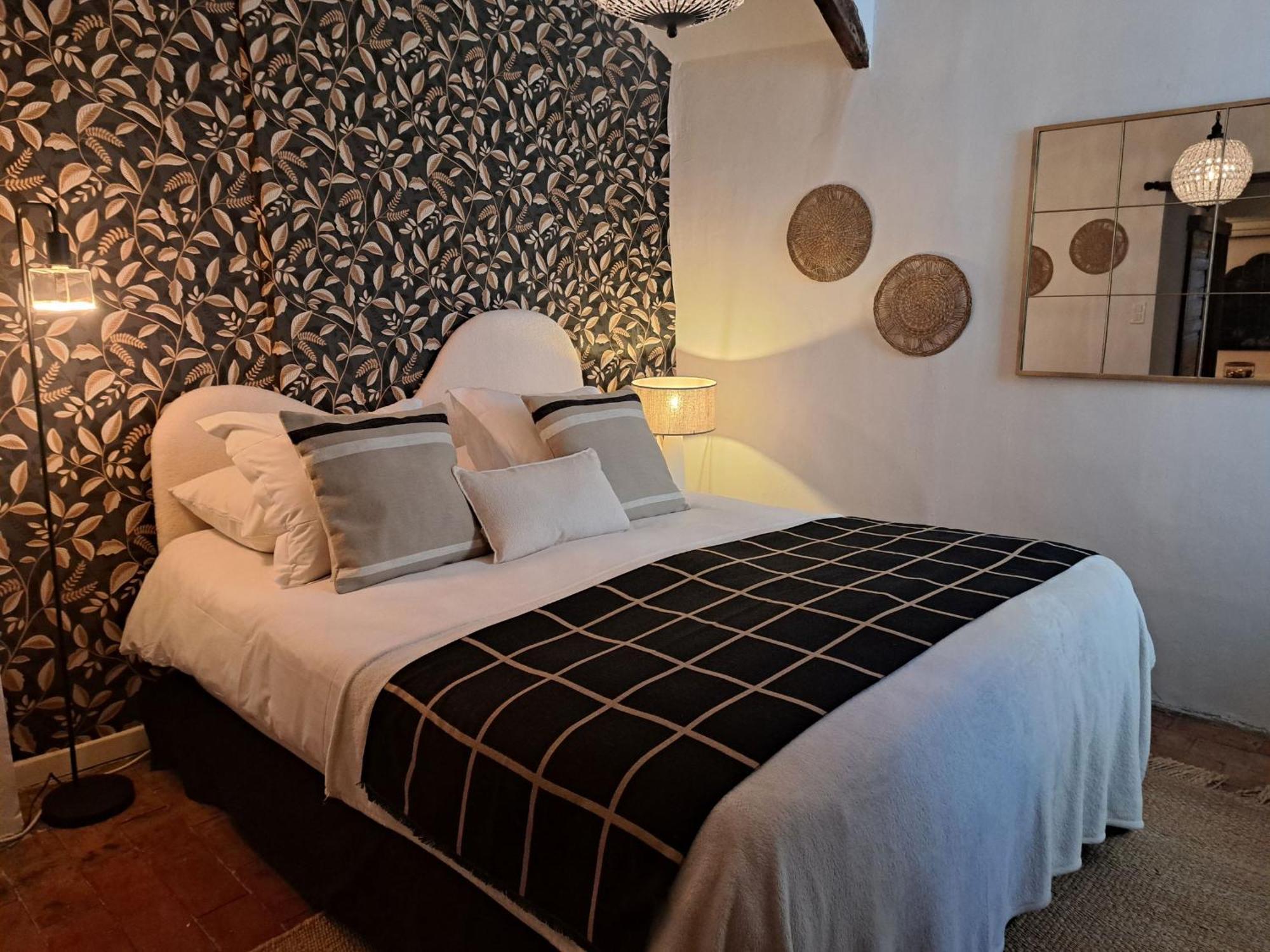 Hotel Le Patio De Sophie Систерон Экстерьер фото
