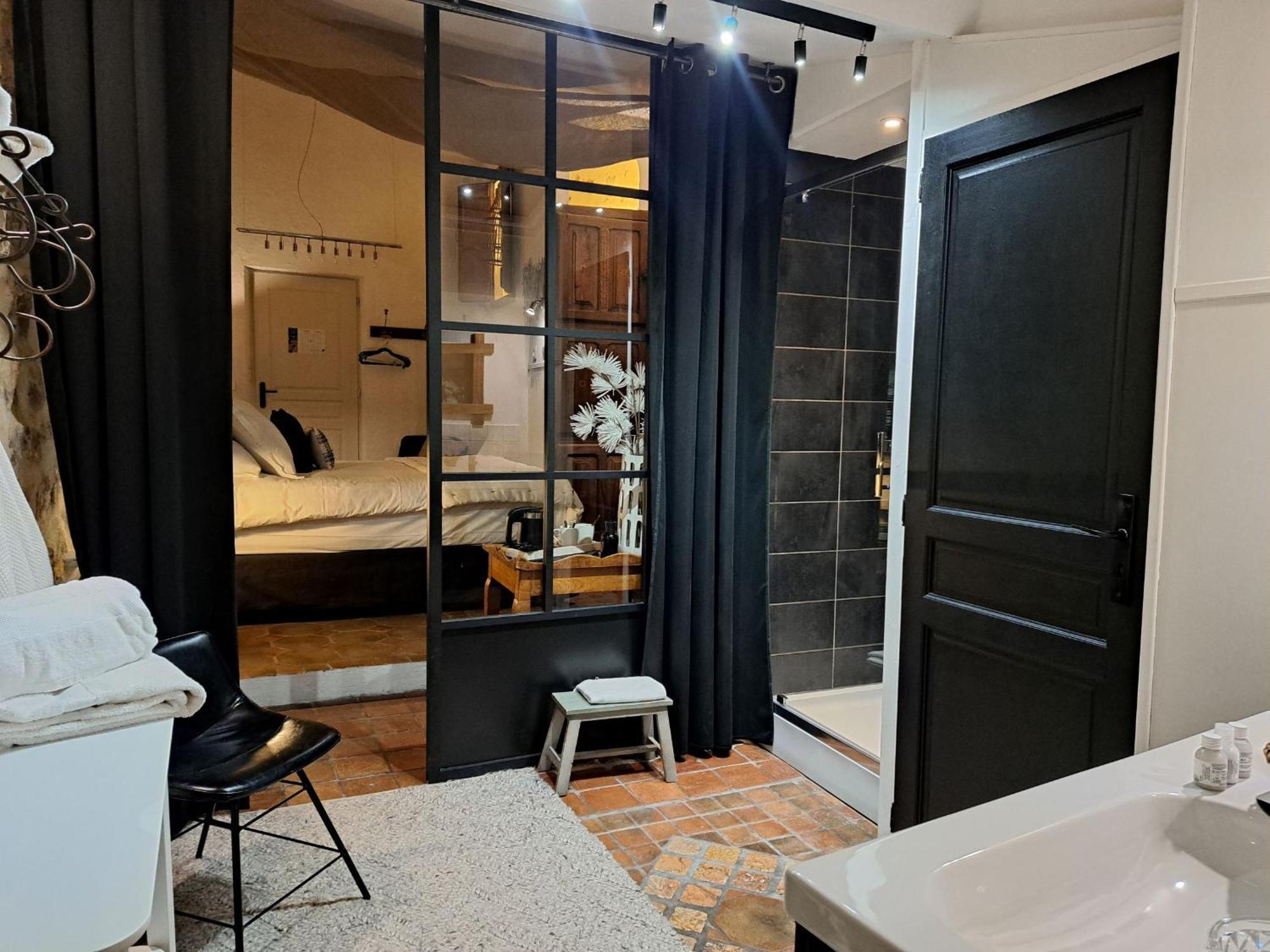 Hotel Le Patio De Sophie Систерон Номер фото